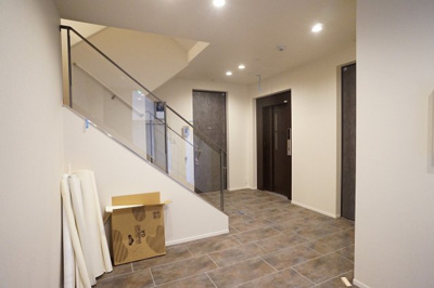 【その他共用部分】 | Grigio TODA | エントランスホール内です。ガラス手摺の仕様で高級感ある設えとなっています