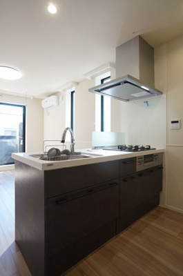 【キッチン】 | Grigio TODA | 3口ガスコンログリル付き引出し収納のシステムキッチンです
