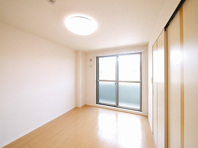 Ｃross　Ｒoad（クロス　ロード）の寝室|明るい洋室です