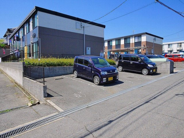 レオパレスＹＡＭＡＤＡｏｎｅの駐車場|駐車場があるので、車を買う予定の方も安心です