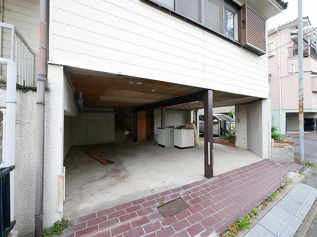 古市町貸家（1665-22）の駐車場|車をお持ちの方に嬉しい駐車場付きの物件です