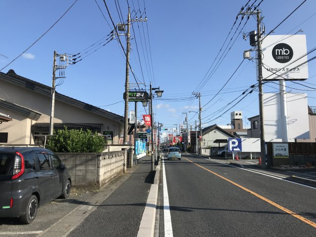 『鴻巣駅』東口17分。約161坪の住宅・店舗・アパート用地の前面道路含む現地写真