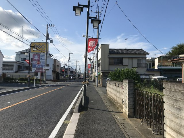 『鴻巣駅』東口17分。約161坪の住宅・店舗・アパート用地の前面道路含む現地写真
