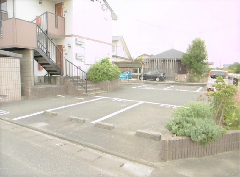 シャルムⅠの駐車場|車をお持ちの方に嬉しい駐車場付きの物件です