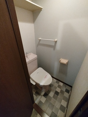 ★上部に棚付きのトイレ★