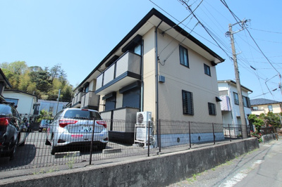1フロア２世帯の建物です
