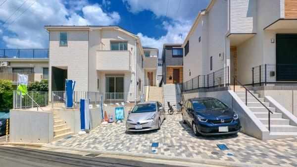 横浜市神奈川区六角橋４丁目の新築一戸建の外観|閑静な住宅地でゆったりとお過ごし頂けます。
現地と合わせて周辺環境もご案内致します。