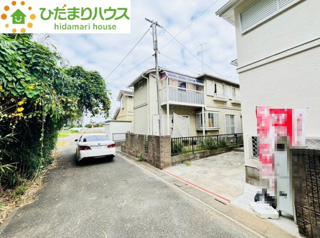 桶川市川田谷　中古一戸建ての前面道路含む現地写真