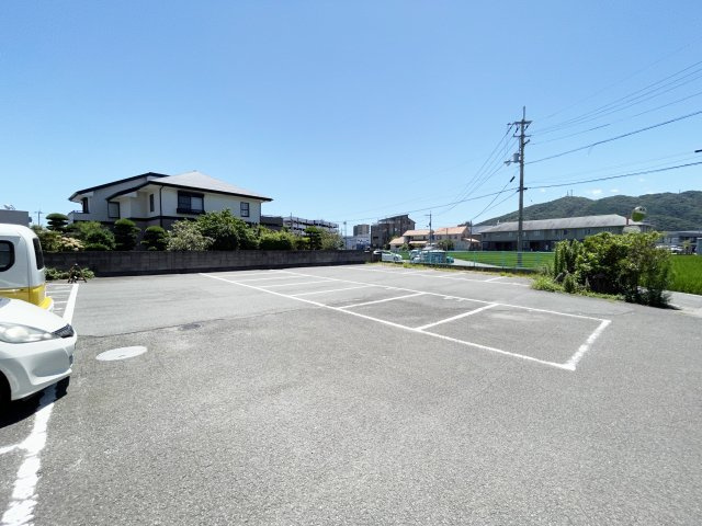 ピサンリ南田宮の駐車場