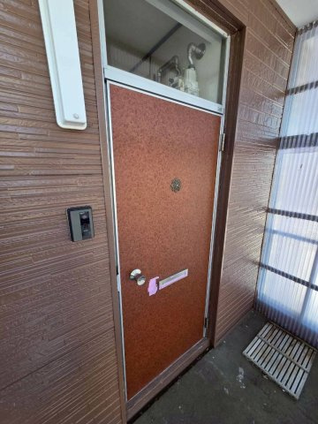 すみれマンションの玄関