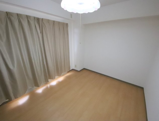 インペリアル東生駒の洋室