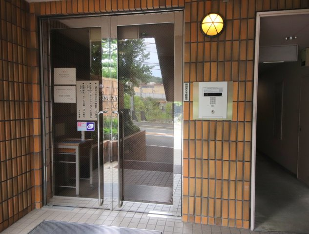 インペリアル東生駒のエントランス