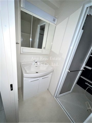 【洗面所】 | メリディアナ天満橋 | 三面鏡に照明も付いた便利なデザイン性のある洗面化粧台♪