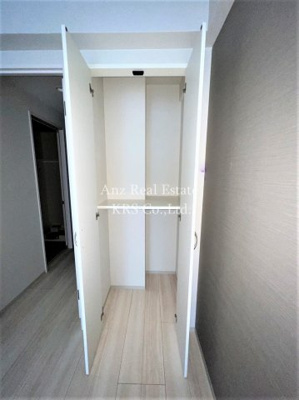 【収納】 | メリディアナ天満橋 | リビングにある物入、奥行きがあってたっぷり入ります