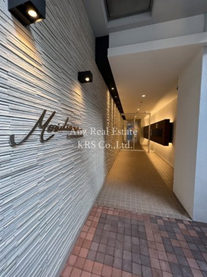 【エントランス】 | メリディアナ天満橋 | おしゃれな銘板が出迎えてくれるエントランスです♪