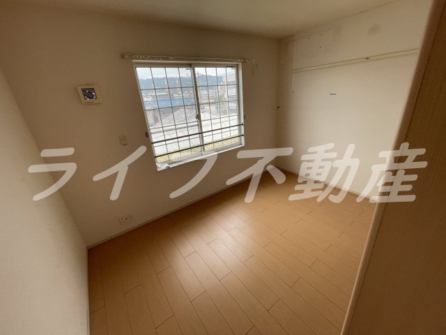 メゾン花園Ⅱの居間・リビング|こちらの居間で趣味の時間をお楽しみください