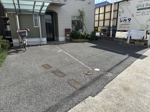 メゾンRの駐車場