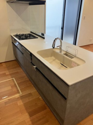 【キッチン】 | 吹田市千里山西3丁目　5号地 | 広いシンクに時短も節水もかなう食洗機がついて忙しい毎日を応援！3口コンロでお料理の幅も広がります。