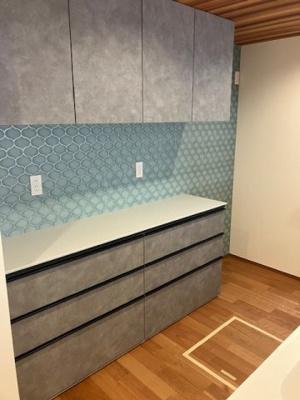 【キッチン】 | 吹田市千里山西3丁目　5号地 | キッチンにはカップボードと吊戸棚が標準装備！家具を買いそろえる必要がなく、見た目にもスタイリッシュ。