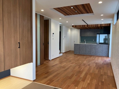 【居間・リビング】 | 吹田市千里山西3丁目　5号地 | LDKは和室と一体化して利用すると約21帖の大空間！対面式キッチン+リビング階段仕様で家族が繋がりあえる空間設計。