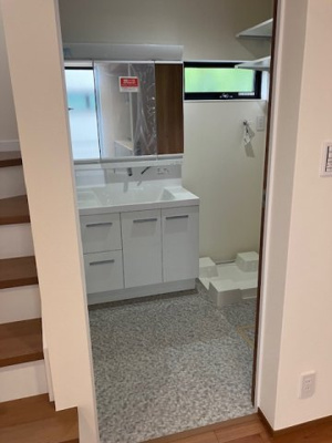 【独立洗面台】 | 吹田市千里山西3丁目　5号地 | 1階に水廻りを集約することで、スムーズな家事動線を実現！収納力のある三面鏡付き独立洗面化粧台です。