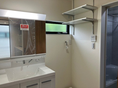 【収納】 | 吹田市千里山西3丁目　5号地 | 防水パン付き洗濯機置き場有り！上部には可動棚付きで、タオルや洗剤の収納に便利です。