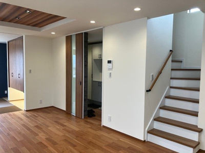 【居間・リビング】 | 吹田市千里山西3丁目　5号地 | 来客者を確認できるTVモニター付きインターフォン有り！手すり付き階段で小さなお子様も安心です。