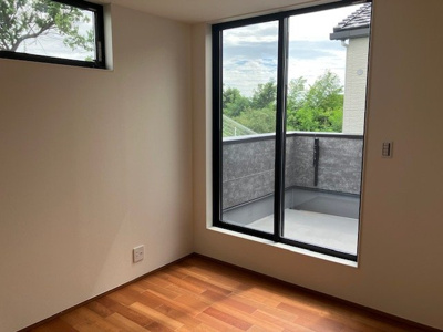 【洋室】 | 吹田市千里山西3丁目　5号地 | 5.7帖の洋室！南西面にバルコニーが広がり、明るく開放的な空間です。