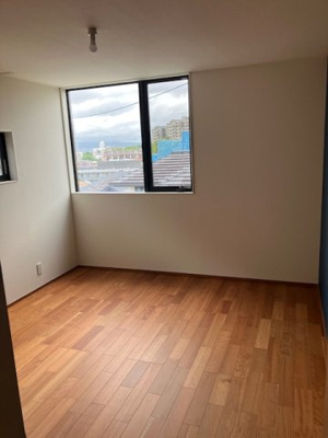 【寝室】 | 吹田市千里山西3丁目　5号地 | 広々7.4帖の主寝室！大型ベッドを配置しても十分な広さが確保されています。