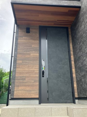 【玄関】 | 吹田市千里山西3丁目　5号地 | 木目調の外観デザイン！時間が経過するごとに趣が増してくるデザインは街並みに映えます。