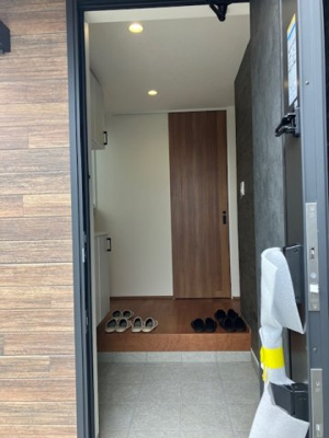 【玄関】 | 吹田市千里山西3丁目　5号地 | 家族を迎えてくれる玄関スペース！屋根付きポーチで雨天時の鍵の開閉もストレスフリーです。