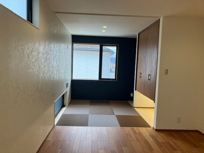 【和室】 | 吹田市千里山西3丁目　5号地 | リビングに続く4.2帖の和室！リビングに馴染むよう、縁なしのカラー畳を採用しています。