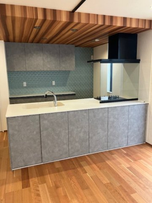 【キッチン】 | 吹田市千里山西3丁目　5号地 | 木目調の折下天井でキッチンがオシャレな雰囲気に！カウンター下の収納は取り出しやすく片付けやすい便利なスペース。