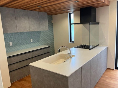 【キッチン】 | 吹田市千里山西3丁目　5号地 | 機能的なワークスペースを実現したシステムキッチン！カウンター付きで食事の配膳や片付けもスムーズに行えます。