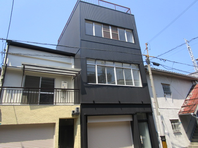 大阪市港区南市岡２丁目のビルの外観