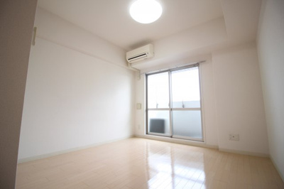 【居間・リビング】 | プルミエール天王寺 | 洋室6.9帖　リビングスペースです♪