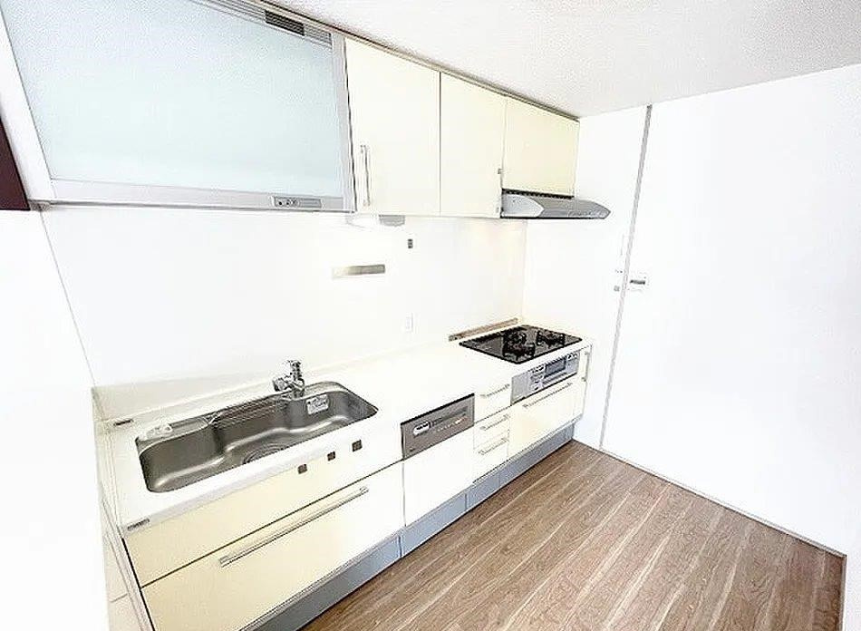 コモンシティ星田アステージ9号棟のキッチン|システムキッチン　3つ口ビルトインコンロ
■物件内覧・資金計画相談・住宅ローン相談、リフォーム相談、お問合せ受付中■
※当日・翌日のご内覧、ご相談はお電話でのお問合せがスムーズです！