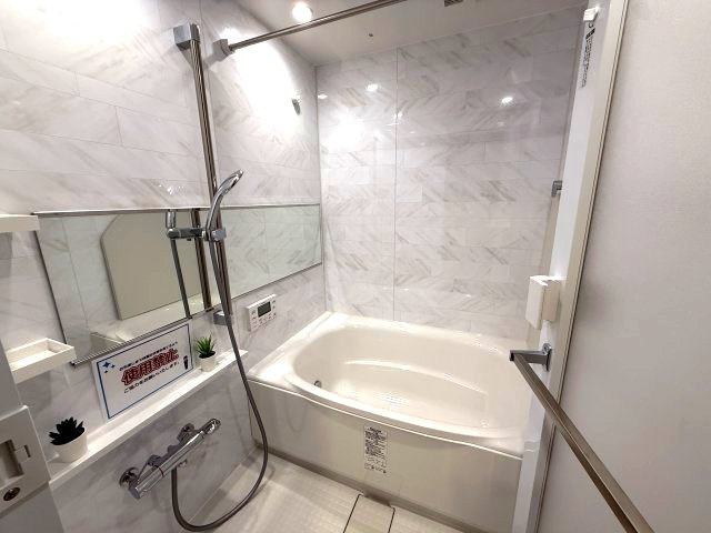 海見え！メガロン逗子4階　バルコニーから相模湾を臨む（天候により）の浴室