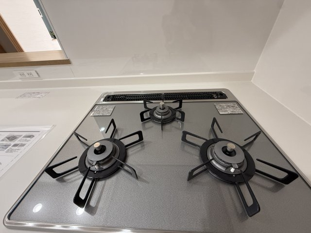 海見え！メガロン逗子4階　バルコニーから相模湾を臨む（天候により）のキッチン|コンロ