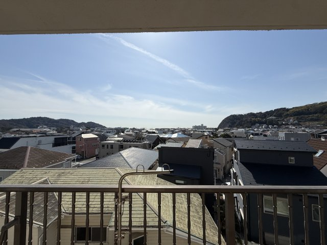 海見え！メガロン逗子4階　バルコニーから相模湾を臨む（天候により）