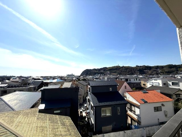 海見え！メガロン逗子4階　バルコニーから相模湾を臨む（天候により）の展望|開放感ある眺望