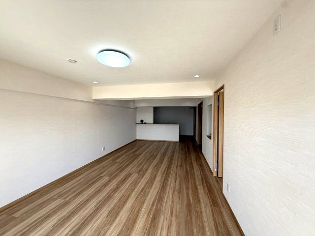 海見え！メガロン逗子4階　バルコニーから相模湾を臨む（天候により）の居間・リビング|明るいリビング