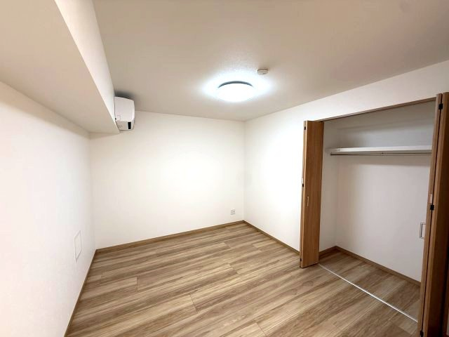 海見え！メガロン逗子4階　バルコニーから相模湾を臨む（天候により）の洋室|収納のある洋室