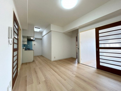 【居間・リビング】 | ファーストレジデンス | 別号室の写真になります。現況優先。