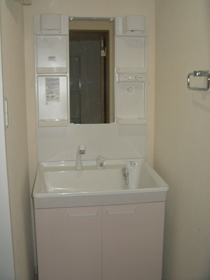 【独立洗面台】 | ウイング赤坂 | 別号室の写真になります。現況優先。