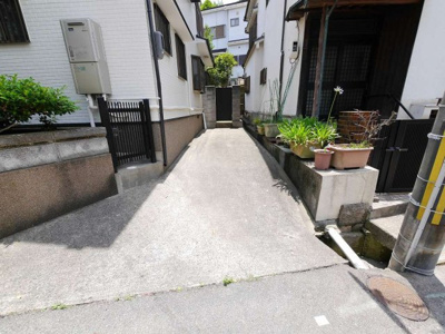 【駐車場】 | 大丸町3丁目戸建 | 大型車不可（軽自動車なら縦列2台可能）。