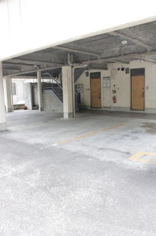 和歌山市毛見のアパートの駐車場