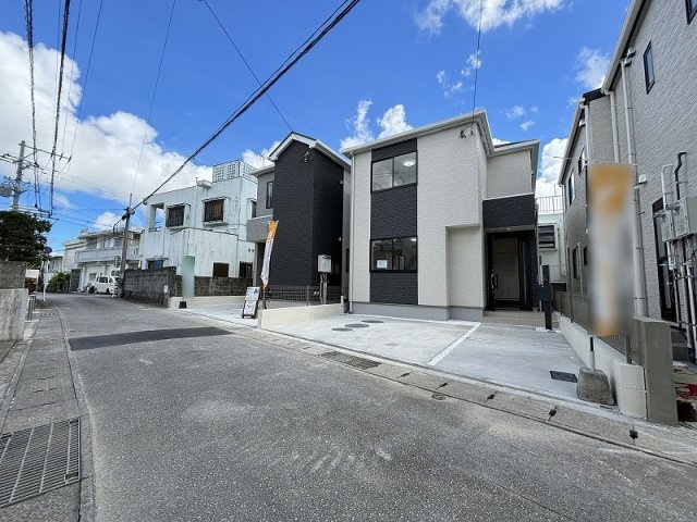 ハートフルタウン那覇市上間　全2棟　1号棟の前面道路含む現地写真