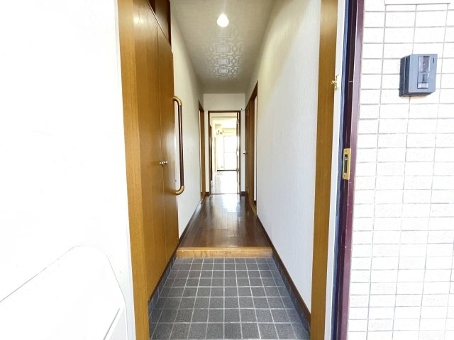 昭島市中神町の賃貸マンションの玄関