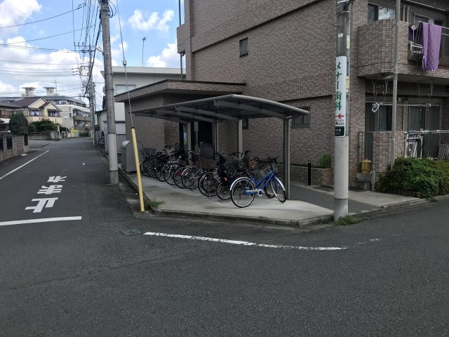 昭島市中神町の賃貸マンションの駐車場